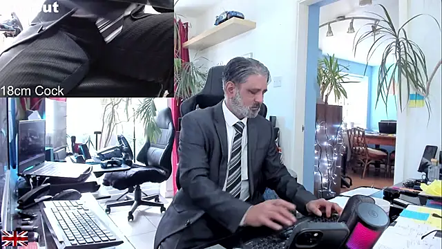 Snapshot of OnlineBossUK chatting on 09/29/25, 12:10 OnlineBossUK online show from 09/29/25, 12:10