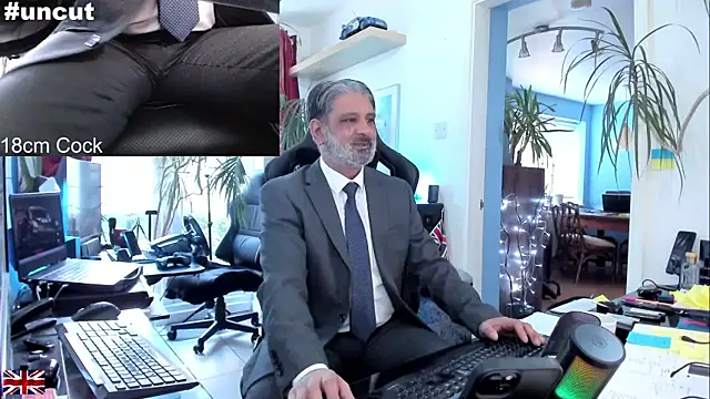 Snapshot of OnlineBossUK chatting on 09/30/25, 11:48 OnlineBossUK online show from 09/30/25, 11:48