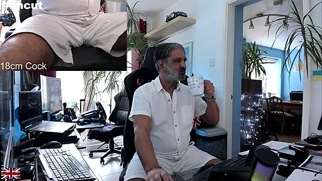 Snapshot of OnlineBossUK chatting on 10/04/25, 01:31 OnlineBossUK online show from 10/04/25, 01:31