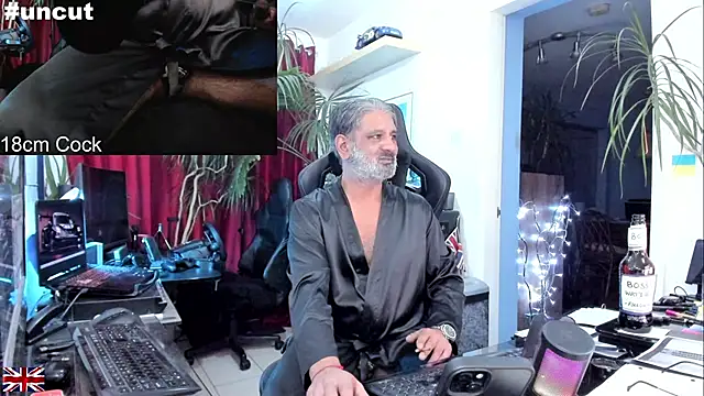 Snapshot of OnlineBossUK chatting on 10/05/25, 01:37 OnlineBossUK online show from 10/05/25, 01:37