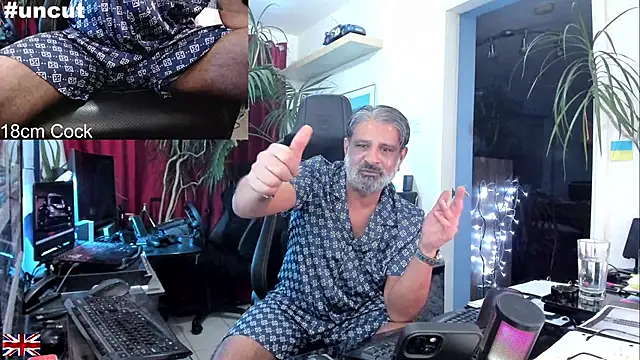 Snapshot of OnlineBossUK chatting on 10/06/25, 04:32 OnlineBossUK online show from 10/06/25, 04:32