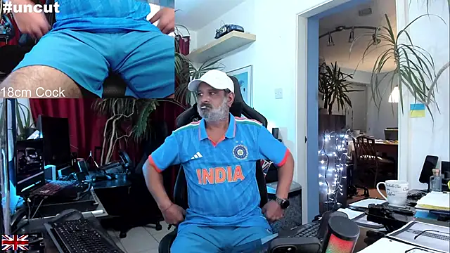 Snapshot of OnlineBossUK chatting on 10/07/25, 07:33 OnlineBossUK online show from 10/07/25, 07:33