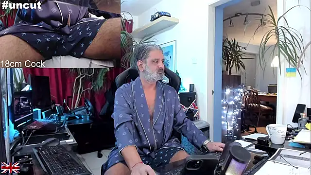 Snapshot of OnlineBossUK chatting on 10/08/25, 07:11 OnlineBossUK online show from 10/08/25, 07:11