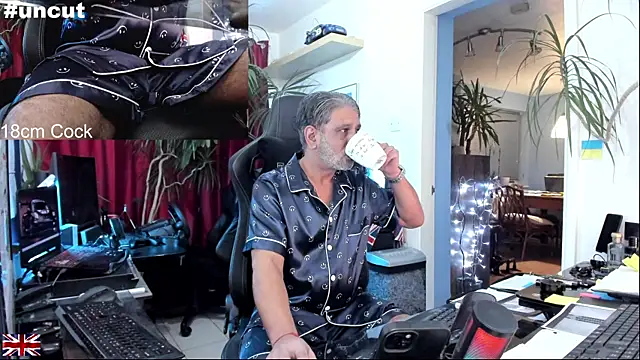 Snapshot of OnlineBossUK chatting on 10/09/25, 05:55 OnlineBossUK online show from 10/09/25, 05:55