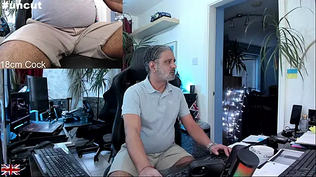 Snapshot of OnlineBossUK chatting on 10/10/25, 05:23 OnlineBossUK online show from 10/10/25, 05:23