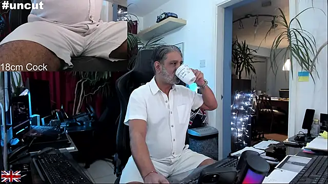 Snapshot of OnlineBossUK chatting on 10/11/25, 06:17 OnlineBossUK online show from 10/11/25, 06:17