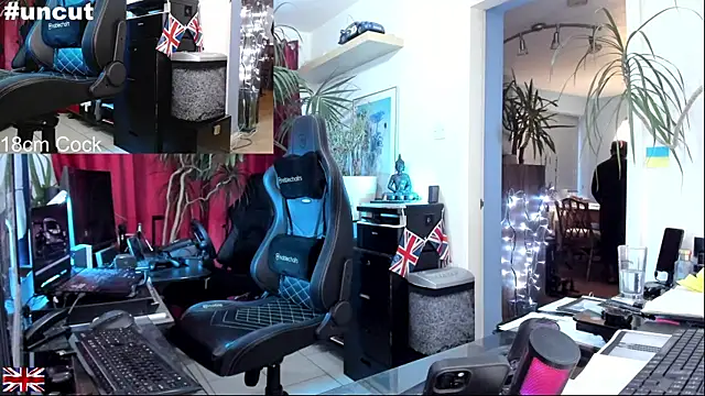 Snapshot of OnlineBossUK chatting on 10/12/25, 06:23 OnlineBossUK online show from 10/12/25, 06:23