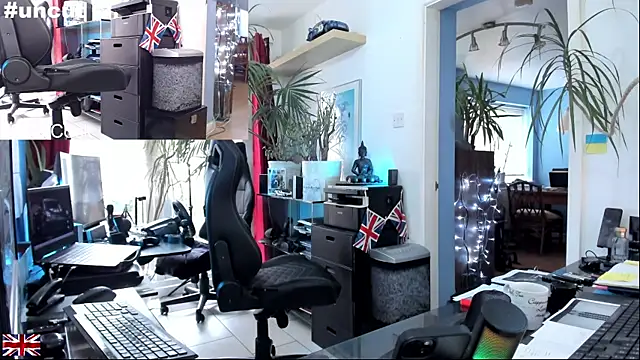 Snapshot of OnlineBossUK chatting on 10/13/25, 12:05 OnlineBossUK online show from 10/13/25, 12:05