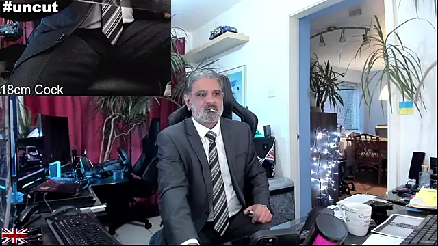 Snapshot of OnlineBossUK chatting on 10/16/25, 04:52 OnlineBossUK online show from 10/16/25, 04:52