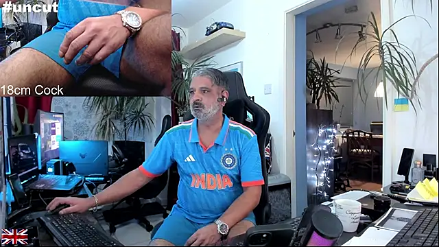 Snapshot of OnlineBossUK chatting on 10/17/25, 05:15 OnlineBossUK online show from 10/17/25, 05:15