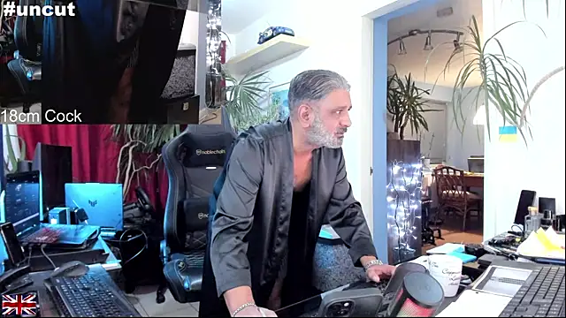 Snapshot of OnlineBossUK chatting on 10/18/25, 10:10 OnlineBossUK online show from 10/18/25, 10:10