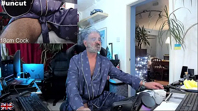 Snapshot of OnlineBossUK chatting on 10/19/25, 09:59 OnlineBossUK online show from 10/19/25, 09:59