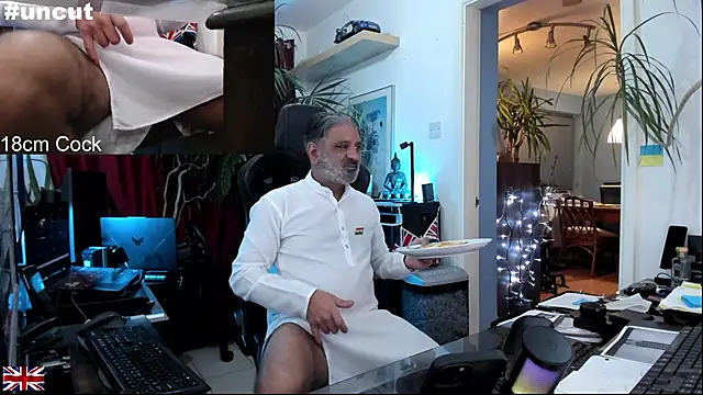 Snapshot of OnlineBossUK chatting on 10/20/25, 09:04 OnlineBossUK online show from 10/20/25, 09:04