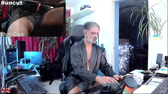 Snapshot of OnlineBossUK chatting on 10/21/25, 06:08 OnlineBossUK online show from 10/21/25, 06:08