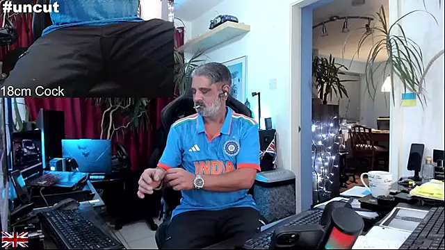 Snapshot of OnlineBossUK chatting on 10/22/25, 07:02 OnlineBossUK online show from 10/22/25, 07:02