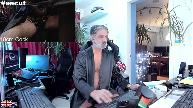 Snapshot of OnlineBossUK chatting on 10/24/25, 09:55 OnlineBossUK online show from 10/24/25, 09:55