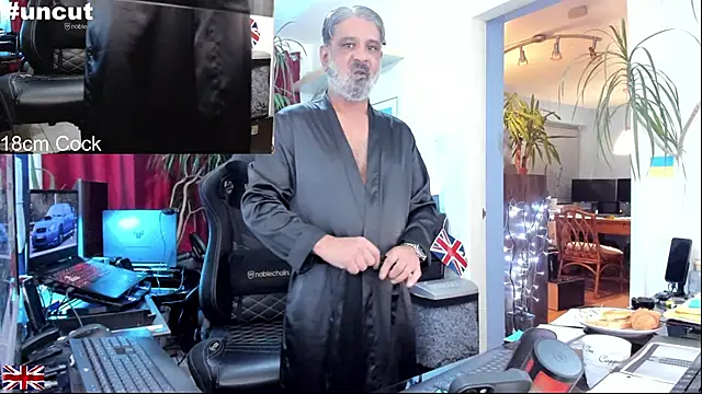 Snapshot of OnlineBossUK chatting on 10/28/25, 08:44 OnlineBossUK online show from 10/28/25, 08:44