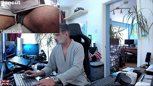 Snapshot of OnlineBossUK chatting on 11/02/25, 11:23 OnlineBossUK online show from 11/02/25, 11:23