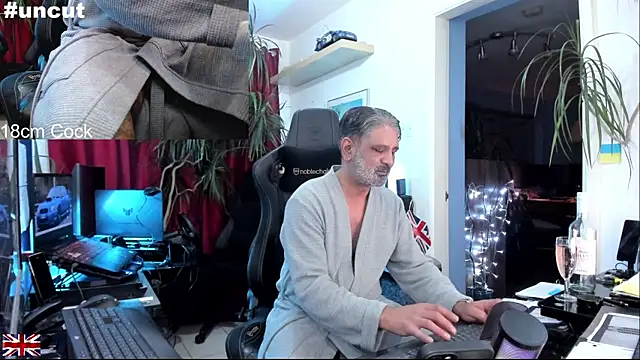 Snapshot of OnlineBossUK chatting on 11/02/25, 11:29 OnlineBossUK online show from 11/02/25, 11:29