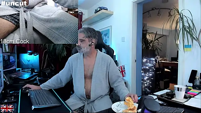 Snapshot of OnlineBossUK chatting on 11/06/25, 05:25 OnlineBossUK online show from 11/06/25, 05:25