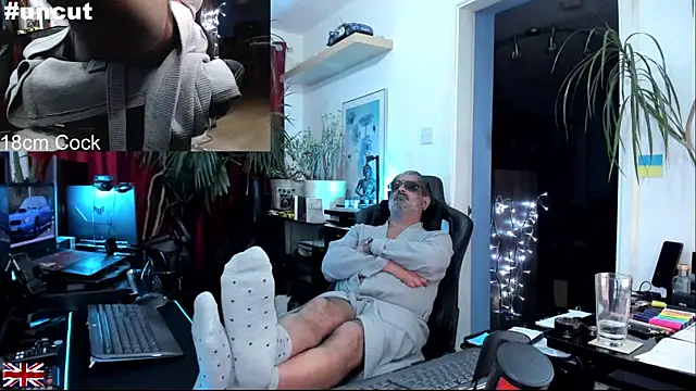 Snapshot of OnlineBossUK chatting on 11/07/25, 05:29 OnlineBossUK online show from 11/07/25, 05:29