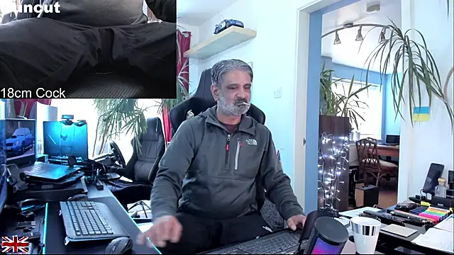 Snapshot of OnlineBossUK chatting on 11/08/25, 11:10 OnlineBossUK online show from 11/08/25, 11:10