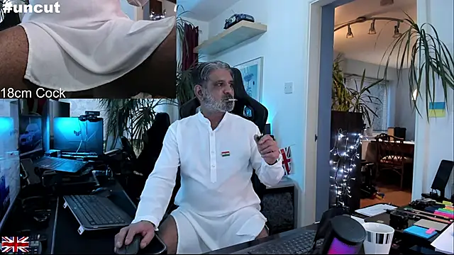 Snapshot of OnlineBossUK chatting on 11/14/25, 03:11 OnlineBossUK online show from 11/14/25, 03:11