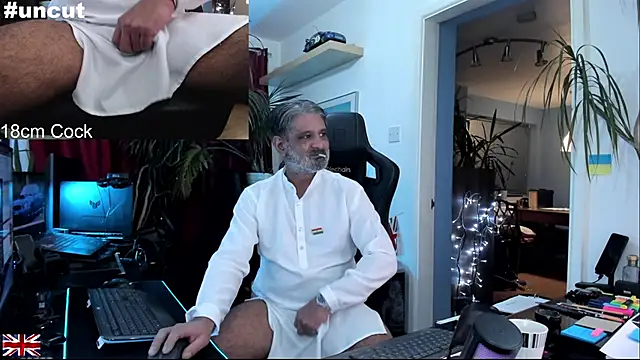 Snapshot of OnlineBossUK chatting on 11/15/25, 04:25 OnlineBossUK online show from 11/15/25, 04:25