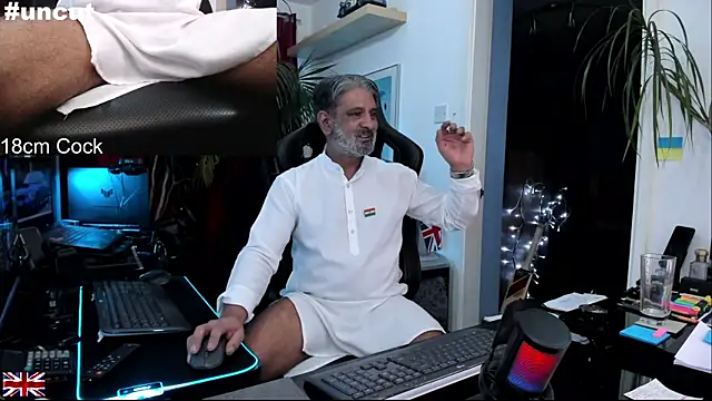 Snapshot of OnlineBossUK chatting on 11/16/25, 04:29 OnlineBossUK online show from 11/16/25, 04:29