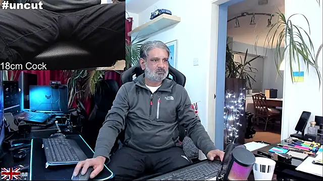 Snapshot of OnlineBossUK chatting on 11/17/25, 10:59 OnlineBossUK online show from 11/17/25, 10:59