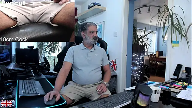 Snapshot of OnlineBossUK chatting on 11/18/25, 03:27 OnlineBossUK online show from 11/18/25, 03:27