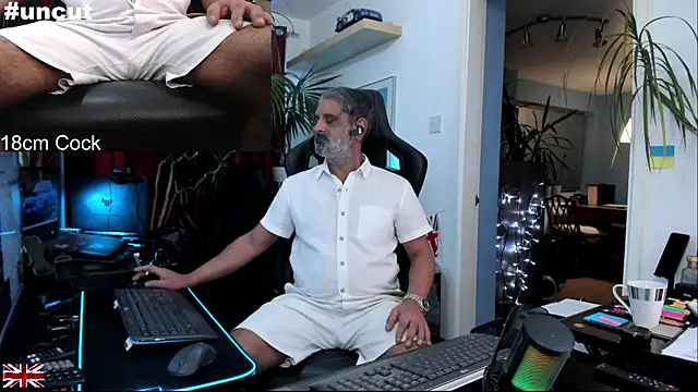 Snapshot of OnlineBossUK chatting on 11/19/25, 09:26 OnlineBossUK online show from 11/19/25, 09:26