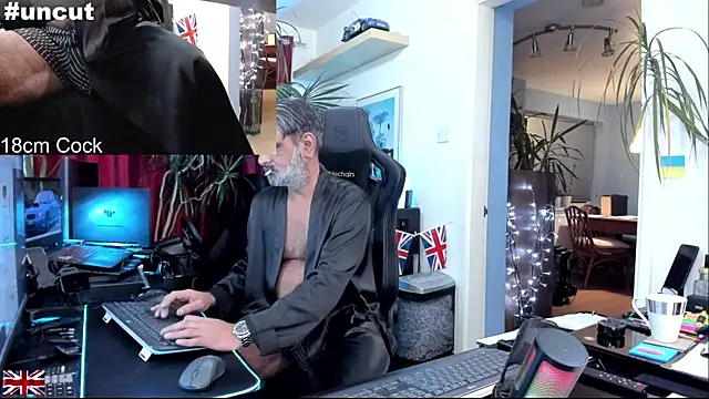 Snapshot of OnlineBossUK chatting on 11/21/25, 08:07 OnlineBossUK online show from 11/21/25, 08:07