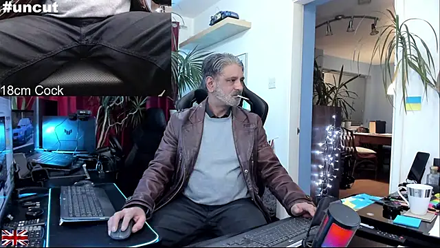 Snapshot of OnlineBossUK chatting on 11/23/25, 07:24 OnlineBossUK online show from 11/23/25, 07:24