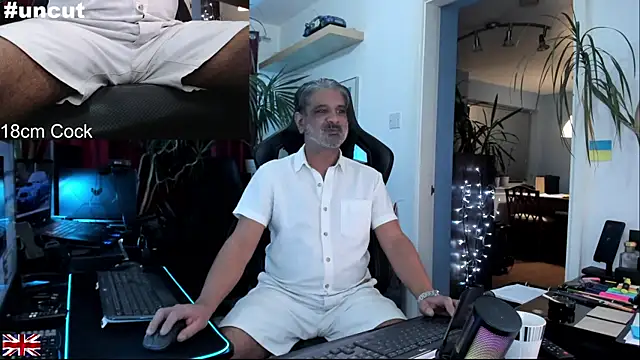 Snapshot of OnlineBossUK chatting on 11/24/25, 06:18 OnlineBossUK online show from 11/24/25, 06:18