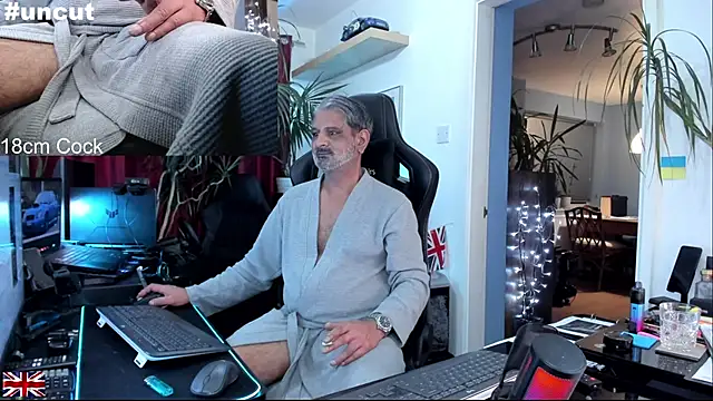 Snapshot of OnlineBossUK chatting on 11/25/25, 06:24 OnlineBossUK online show from 11/25/25, 06:24