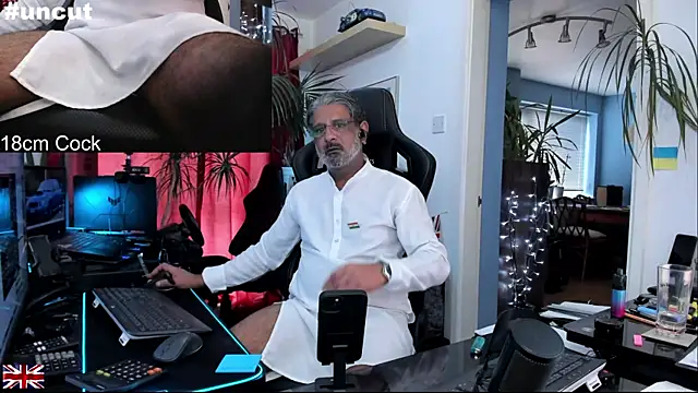 Snapshot of OnlineBossUK chatting on 11/29/25, 01:03 OnlineBossUK online show from 11/29/25, 01:03