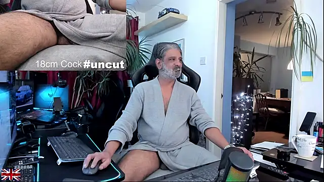 Snapshot of OnlineBossUK chatting on 12/13/25, 11:21 OnlineBossUK online show from 12/13/25, 11:21