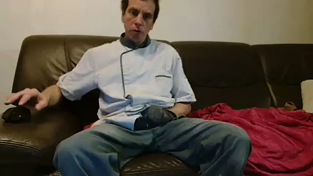 Snapshot of cloupefun chatting on 12/15/25, 07:23 cloupefun online show from 12/15/25, 07:23