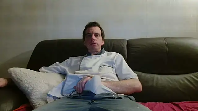 Snapshot of cloupefun chatting on 12/18/25, 06:52 cloupefun online show from 12/18/25, 06:52