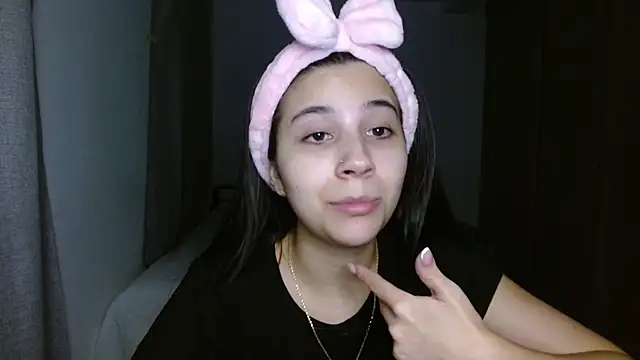 Snapshot of mia__lopez_ chatting on 11/13/25, 04:11 mia lopez online show from 11/13/25, 04:11
