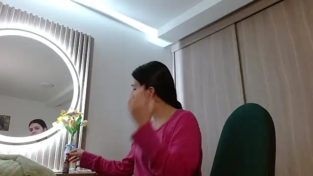 Snapshot of mia__lopez_ chatting on 12/02/25, 04:18 mia lopez online show from 12/02/25, 04:18