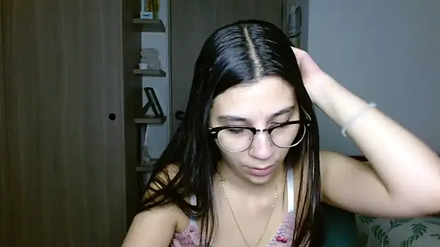 Snapshot of mia__lopez_ chatting on 12/17/25, 02:06 mia lopez online show from 12/17/25, 02:06