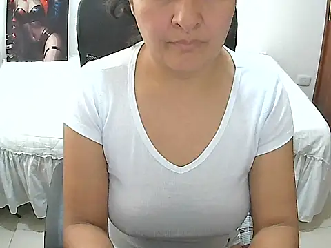 Snapshot of SenthiX chatting on 10/13/25, 01:33 SenthiX online show from 10/13/25, 01:33