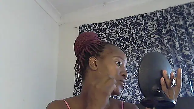 Snapshot of sluttylaura21 chatting on 02/13/25, 06:30 sluttylaura21 online show from 02/13/25, 06:30