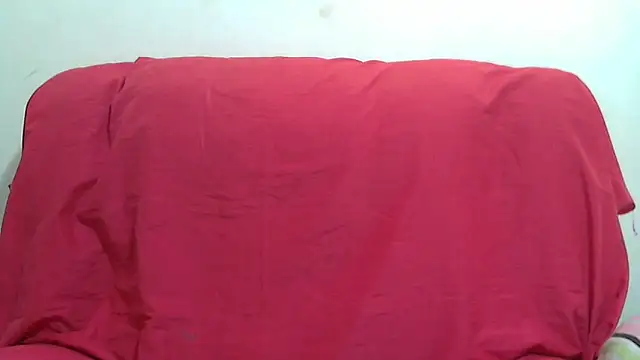 Snapshot of sluttylaura21 chatting on 02/19/25, 06:00 sluttylaura21 online show from 02/19/25, 06:00