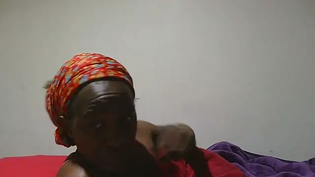 sluttylaura21 online show from 09/15/25, 04:23