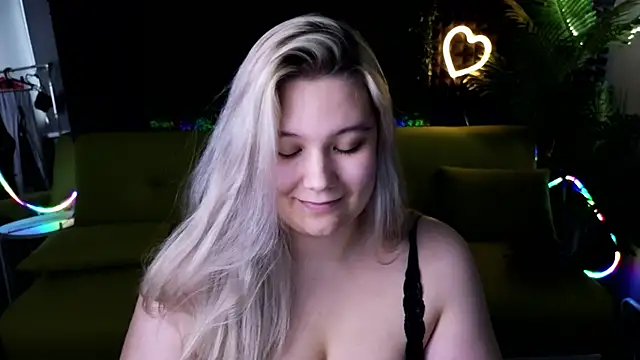 Snapshot of DjennaPalme chatting on 12/18/24, 05:04 DjennaPalme online show from 12/18/24, 05:04