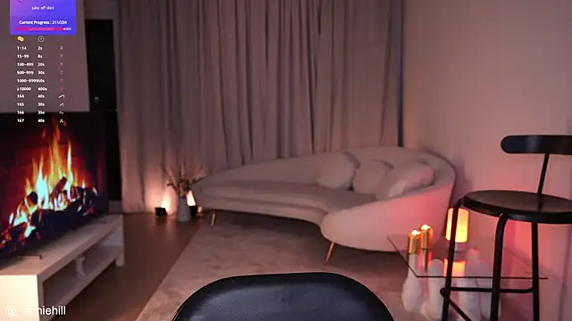 Snapshot of anniehillofficial chatting on 02/21/25, 07:43 anniehillofficial online show from 02/21/25, 07:43