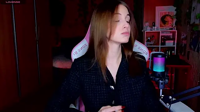 Snapshot of EdelineMaher chatting on 12/21/24, 01:53 EdelineMaher online show from 12/21/24, 01:53